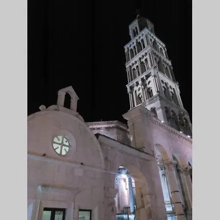 Try To Live Small In Center ! Lägenhet *