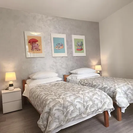 Try To Live Small In Center ! Apartment *